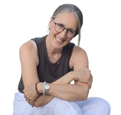 Heike beim Innehalten im Garten